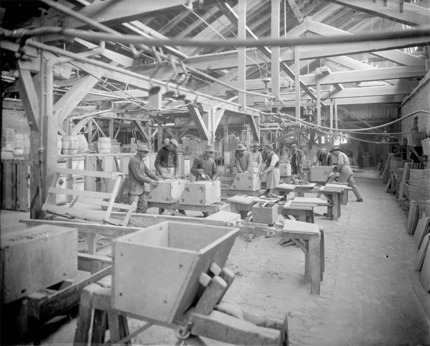 Klebersteinsfabrikk I Schuyler, i hallen der man produserte vaskeservanter, ca. 1915. Foto: Holsinger, Rufus W, nå i University of Virginia Library.