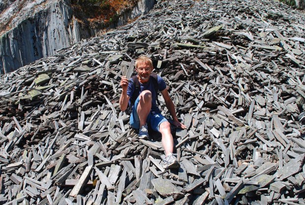 Bade i brynestein. En «hardrock» geoarkeolog i et av Norges viktigste steinbrudd: Brynesteinsbruddet ved Eidsborg i Telemark. Mer enn 1000 års brynesteinsindustri! Foto: Tarald Storemyr (2018)