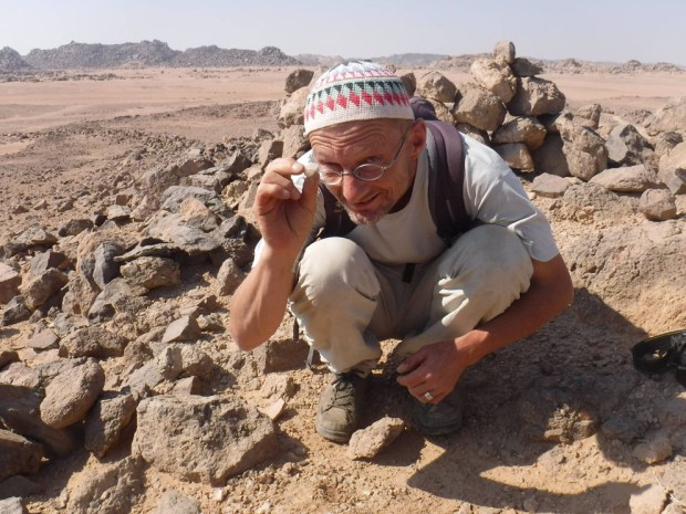 Egypt. På let i de 4000 år gamle ametystgruvene i ørkenen. I dette tilfellet sammen med et California State University, på Wadi el-Hudi Expedition. Foto: Carly Pope (2016)