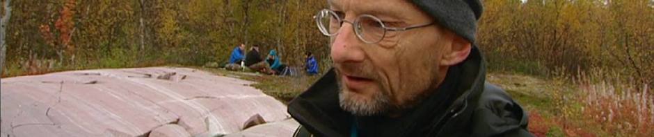 Veldig glad for at NRK skrev rett tittel: Fra arbeid med de gamle helleristningene på Kåfjordfeltet ved Alta. Foto: Skjermdump NRK (2014).