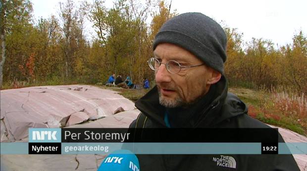 Veldig glad for at NRK skrev rett tittel: Fra arbeid med de gamle helleristningene på Kåfjordfeltet ved Alta. Foto: Skjermdump NRK (2014).