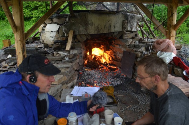 Kalkbrenning i Hyllestad, i egenbygd, tradisjonell ovn, sammen med et stort antall lokale dugnadsfolk. Intervju med «NRK Museum». Foto: Franziska Rüttimann (2017)