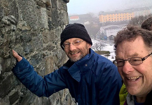 Bergen! Min nåværende nesten «hjemby». Rosenkrantztårnet, på oppdrag fra Statsbygg/Forsvarsbygg for å lage restaureringsplaner. Gode kollega Øystein Jansen vet mer om gammel stein i Bergen enn jeg. En telefon, og så er vi på stillaset sammen, høyt over Vågen, for å «finne ut av det». Foto: Ann Meeks (2016)
