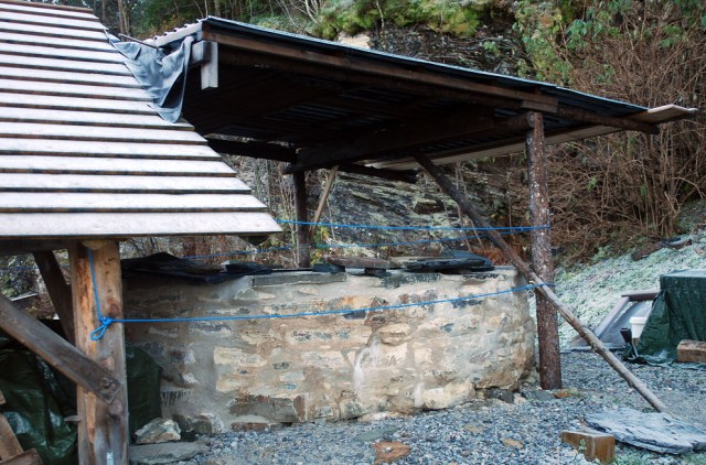 The north side of the Millstone Park limekiln. The roof above protects most of the kiln, but not the northern side, which is regularly exposed to driving rain. Photo by Per Storemyr