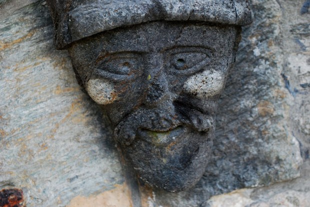 Cleaning tests! Removing algae with a soft tooth brush at soapstone sculpture, Rosenkrantz Tower, Bergen. Work for Statsbygg/Forsvarsbygg. Photo by Per Storemyr