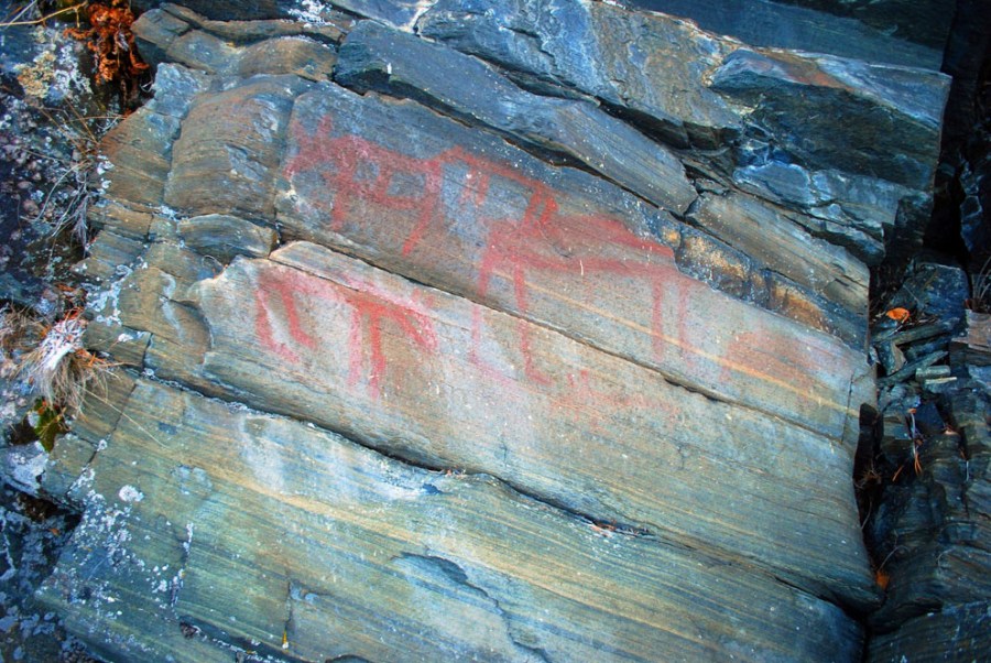 Investigating stone age rock paintings in Espedalen. Work for Oppland county i 15 freezing degrees below zero. Photo by Per Storemyr