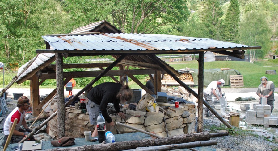 As an associate professor with museum Millstone Park in Hyllestad, I organised much work on traditional lime burning in 2018. Here from a national event on rebuilding a lime kiln. Photo by Per Storemyr