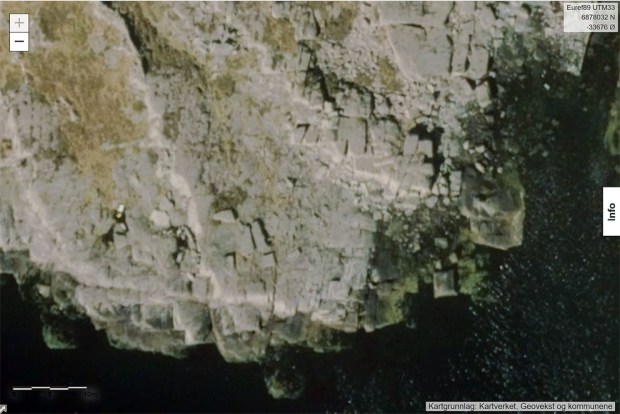 Utsnitt av flybilde over en del av øylandskapet nordøst for Kinn. Vi ser tydelige hvor regelmessig den devonske sandsteinen spalter. Foto: Norge i bilder