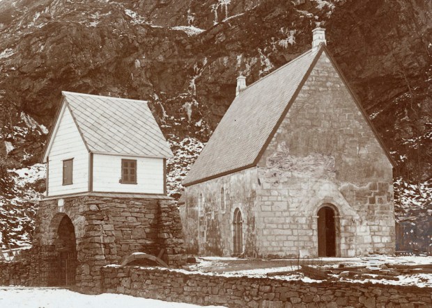 Kinn kirke en stund etter restaureringen i 1912. Vi ser tydelig det regelmessige murverket. Foto: Riksantikvaren