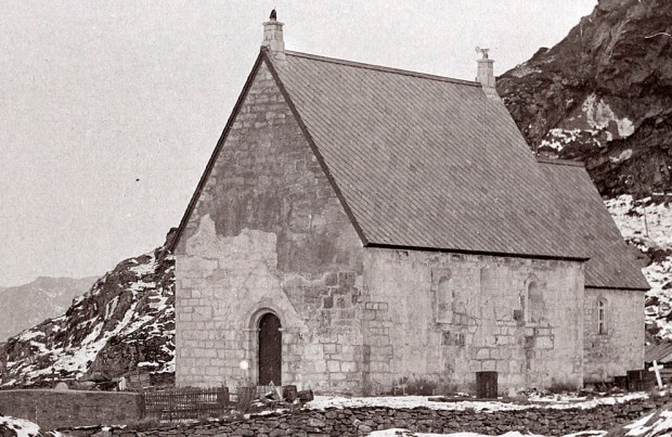 ...og slik så kirka ut etter restaureringen i 1912. Vi ser at takene er blitt brattere og vinduene mye mindre. Foto: Riksantikvaren