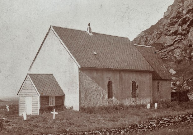 Slik så Kinnakirka ut etter restaureringen i 1868, med store vinduer og lave gavler. Foto: Riksantikvaren