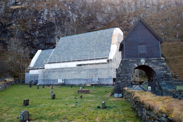 Kinn kirke under restaurering i mars 2019. Foto: Per Storemyr
