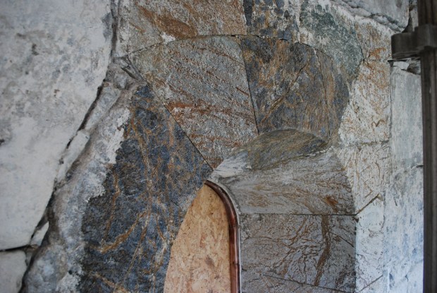 En lys og en mørk klebertype på et av vinduene i skipets nordfasade. Foto: Per Storemyr