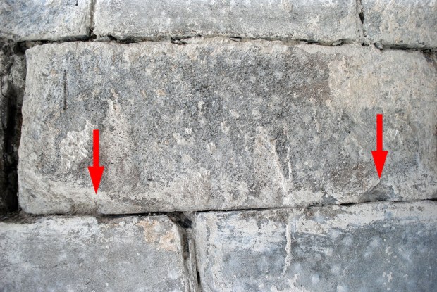 Spor etter kløyving av sandsteinsblokker. Foto: Per Storemyr