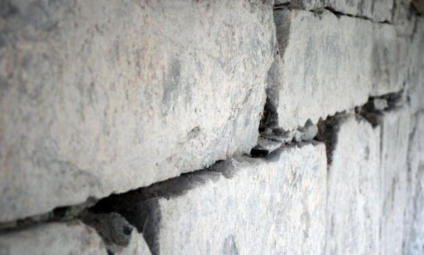 Spor etter trimming av kanter på sandsteinen ("bølget" form). Foto: Per Storemyr