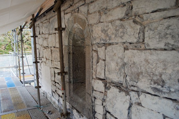 Nordsiden av koret i Kinnakirka med noe uregelmesig sandsteinsmurverk. Foto: Per Storemyr