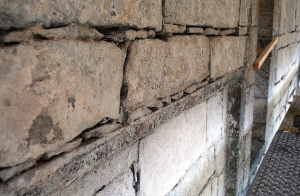 Del av det merkelige spranget i muren på nordmuren i skipet. Dette spranget definerer overgangen mellom to byggeperioder. Foto: Per Storemyr