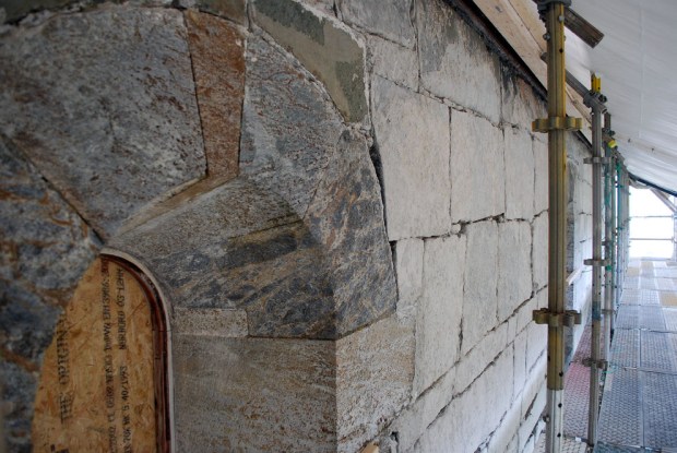 Nordmuren i skipet med regelmessige skifteganger. Foto: Per Storemyr