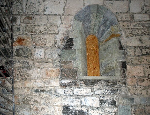 "Tilbakerestaurert" vindu fra 1912-restaureringen. Vi ser at mørke stein er fult inn i rommet etter fjerningen av vinduer fra 1868. Foto: Per Storemyr