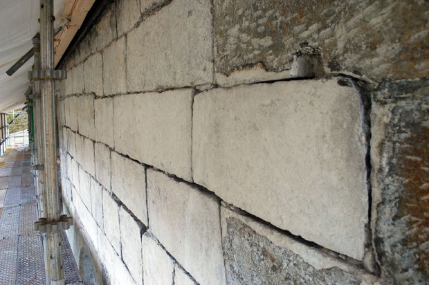 Det regelmessige murverket på nordsiden av skipet. Steinene er hvite fordi det er vanskelig å få vekk alle rester av gammel puss. Bak det hvite er steinen ofte grågrønn. Foto: Per Storemyr