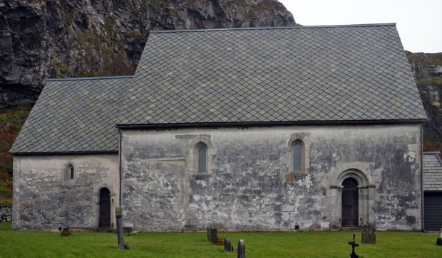 Kinn kirke med nordfasaden full av algevekst i 2014. Foto: Per Storemyr