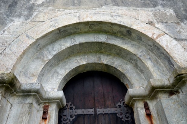 Den romanske nordpotalen på skipet. Foto: Per Storemyr (2014)