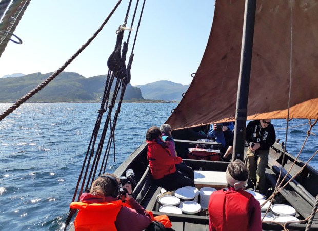 Bakkejekta, en kopi av en jekt fra 1700-tallet, stevner inn for fulle seil til Selja sommeren 2019. Med i lasten: 300 kg brentkalk fra Kvernsteinsparken i Hyllestad. Foto: Per Storemyr