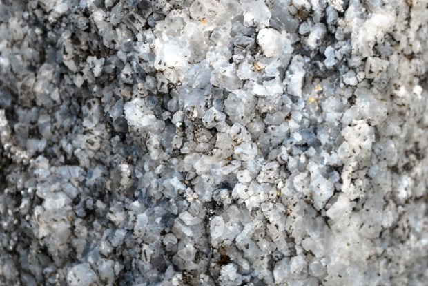Nærbilde av marmoren som er benyttet til bygging på St. Jetmund kirke i Åheim. Her har marmoren forvitret og står frem som middels- til grovkornet. Foto: Per Storemyr