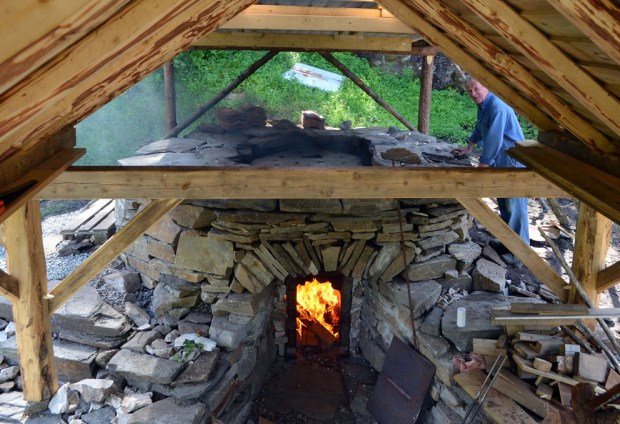 Eksperimentell kalkbrenning i en nedskalert, fri kopi av en middelalderovn, Kvernsteinsparken i Hyllestad. I denne ovnen når man mer enn 1200 grader i bakkant og bare 7-800 grader i framkant. Foto: Per Storemyr.