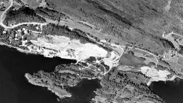 Luftfoto av marmorforekomstene på Larsnes i 1965. Vi ser de store bruddene som hvite områder. Her er Breivik Kalkverk som etter hvert kjøpte naboen Saude kalkverk. Og her produserte man brent kalk (til 1973), marmor til ulike industriformål, jordbrukskalk og murestein. Foto: www.norgeibilder.no