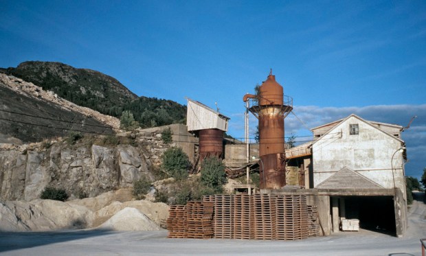 Del av Breivik Kalkverk i 1995, med marmorbruddene i bakkant. Foto: Per Storemyr