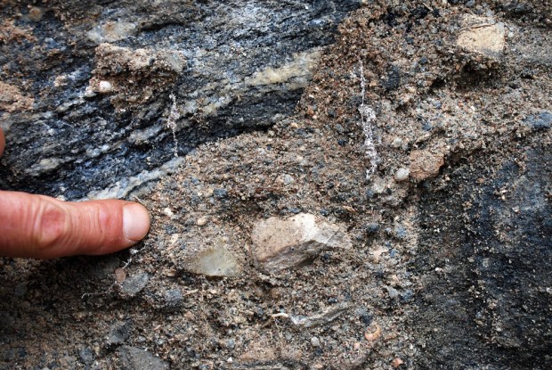 Ubrente marmorbiter i kjernemørtelen i et nylig frilagt parti av Sunnivakirken på Selja. Foto: Per Storemyr