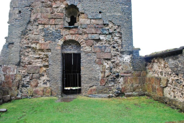 Murkjernene til Albanuskirken og tårnet på Selja er delvis blottlagte. Derfor kan vi få et svært godt inntrykk av hvordan kalk ble benyttet i murene. Foto: Per Storemyr