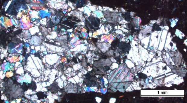 Mikroskopibilde av en ubrent marmorbit mørtelen på den romanske delen av Albanuskirken. Marmoren har kornstørrelser på stort sett mindre enn 1 mm. Foto: Mark Thacker