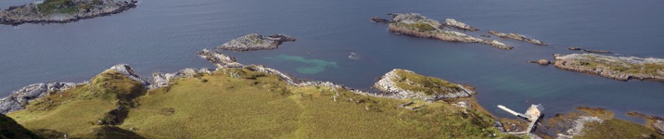 Forsidebilde: Sildagapet og Stadhavet ved Selja er sjelden så rolig. Men mørke skyer truer. Turte man å frakte farlig brentkalk over Norges farligste havstrekning i middelalderen? Foto: Per Storemyr.