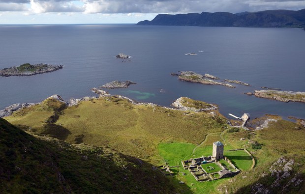 Forsidebilde: Sildagapet og Stadhavet ved Selja er sjelden så rolig. Men mørke skyer truer. Turte man å frakte farlig brentkalk over Norges farligste havstrekning i middelalderen? Foto: Per Storemyr.