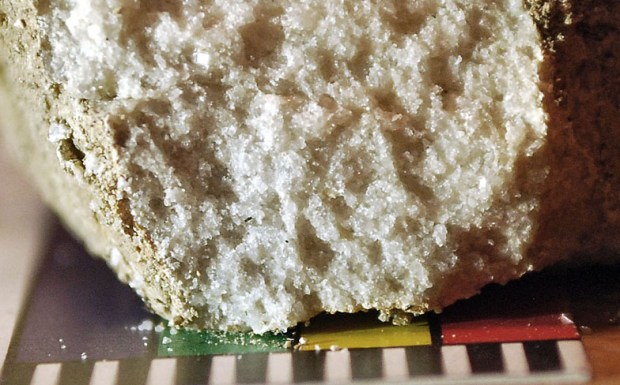 Makrofoto av en ubrent marmorbit fra Sunnivakirken. Vi ser at marmoren er finkornet, med kornstørrelser på stort sett mindre enn 1 mm (mm-skala i forkant). Foto: Per Storemyr