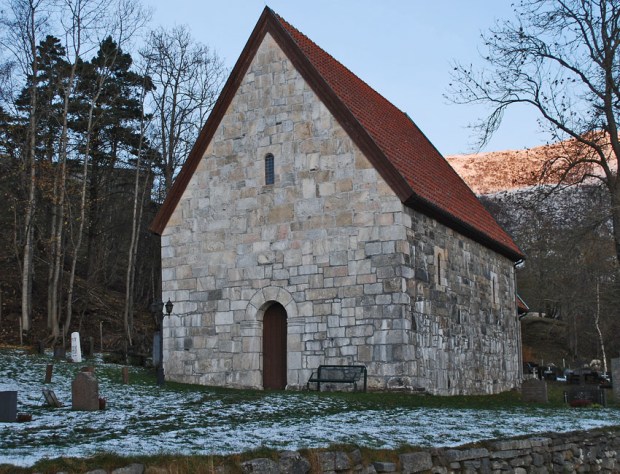 St. Jetmund kirke i Åheim. I det ytre er spesielt vestveggen bygd med marmor. Foto: Per Storemyr
