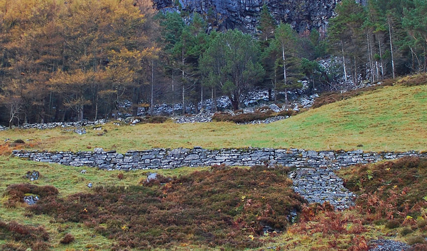 Bakkemurer i Årdal. Foto: Per Storemyr