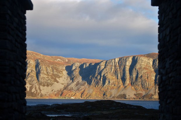 Skårbø under fjellene på Stadlandet, sett fra Selja kloster. Foto: Per Storemyr