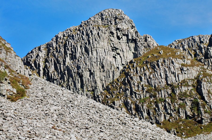 Ekstremt sterkt oppsprukket gneis i fjellene over Skårbø. Foto: Per Storemyr
