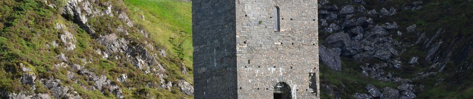 Vakre murer på Selja kloster og helgenanlegg. Denne artikkelen setter fokus på det romanske murverket på Albanustårnet og den svære terrassen i bakgrunnen. Foto: Per Storemyr