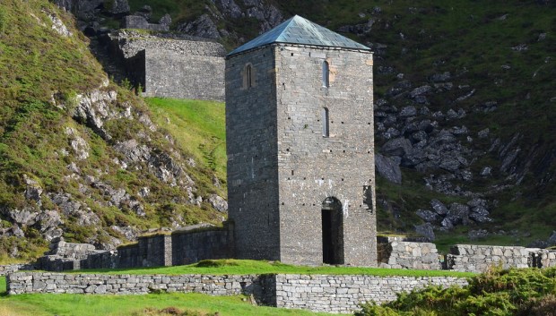 Vakre murer på Selja kloster og helgenanlegg. Denne artikkelen setter fokus på det romanske murverket på Albanustårnet og den svære terrassen i bakgrunnen. Foto: Per Storemyr