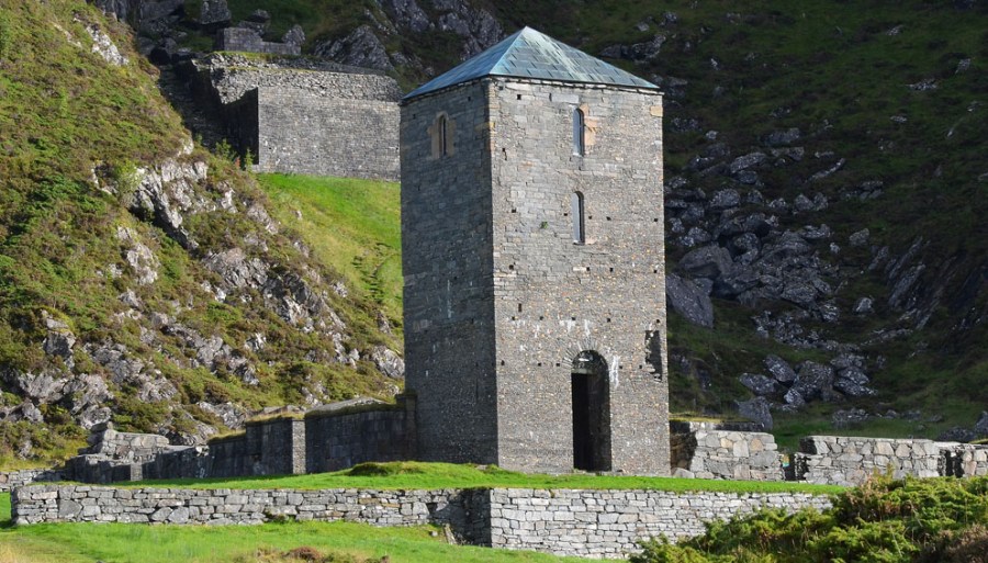 Vakre murer på Selja kloster og helgenanlegg. Denne artikkelen setter fokus på det romanske murverket på Albanustårnet og den svære terrassen i bakgrunnen. Foto: Per Storemyr