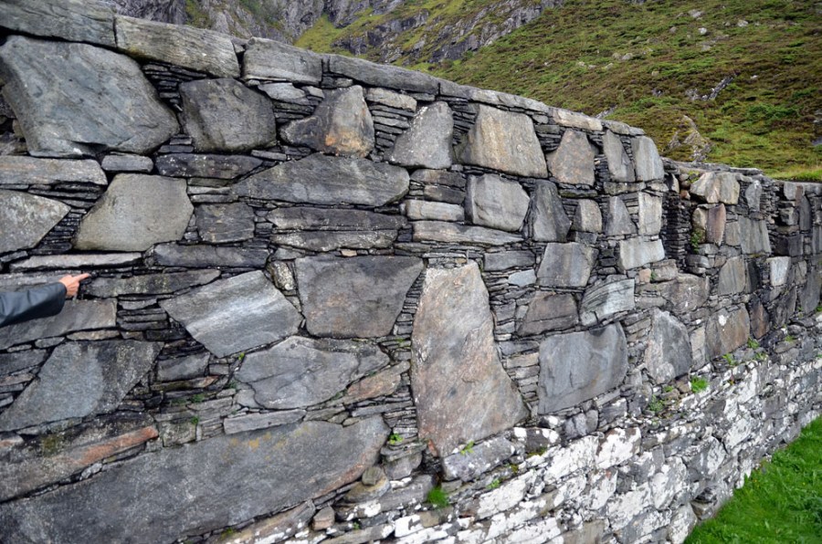 Gotisk "storsteinsmurverk" med utstrakt bruk av pinningstein i ruinene av benediktinerklosteret. Foto: Per Storemyr
