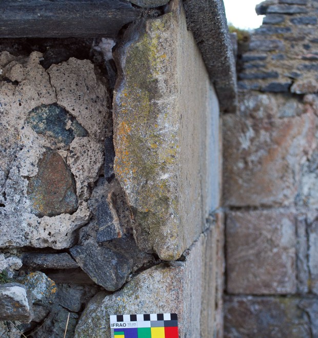 Romansk kvadermurverk i metaolivinstein. Legg merke til de tynne kvadrene. Foto: Per Storemyr