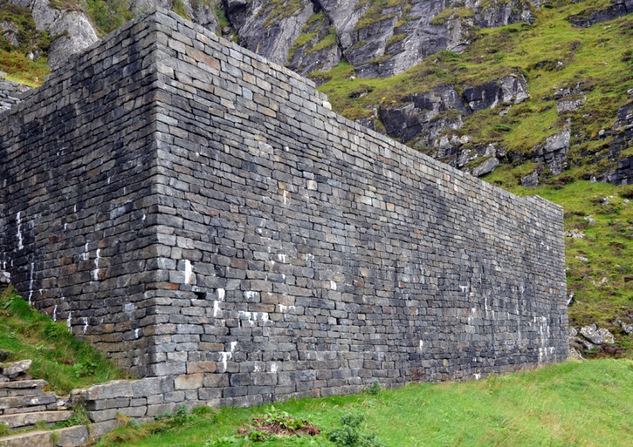 Den store terrassen er bygd med murestein på 1100-tallet. Den ble gjenoppbygd med original stein på 1930-tallet, men original mur er fortsatt å se i nedre del. Foto: Per Storemyr