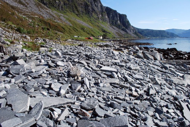 Hellefragmenter så langt øyet kan se, med gården Skårbø i bakgrunnen. Foto: Per Storemyr