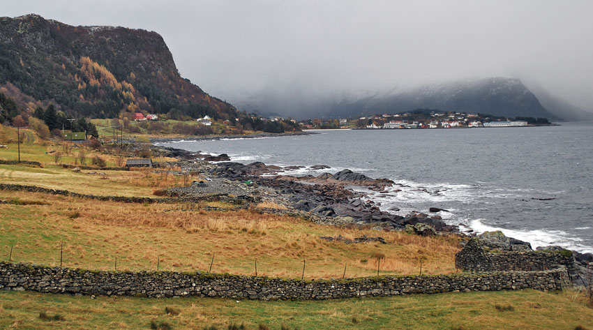 Steingjerder og ei bu i fjæra på Liset ved Selje. Foto: Per Storemyr