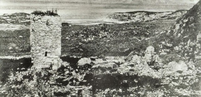 Foto av klosterruinene og Albanustårnet i 1866, det eldste fotoet av anlegget vi kjenner til. Anlegget er praktisk talt «ei steinrøys». Fotoet er tatt av Marcus W. Noodt